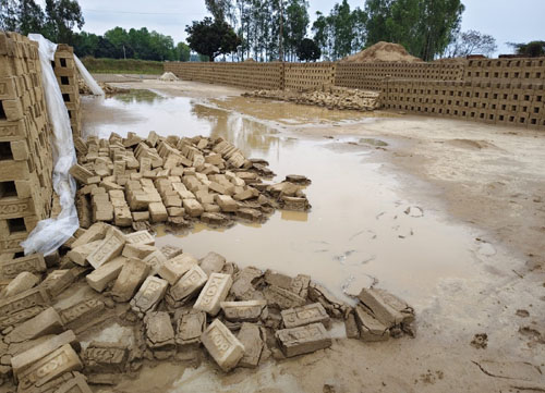 वर्षाका कारण इँटा व्यवसायीहरु मर्कामा 